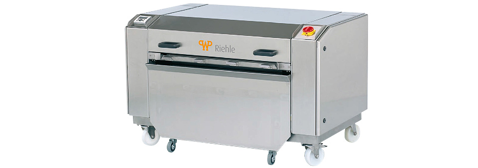 Blechreinigungsmaschine BRM DELUXE – leise und saubere Reinigung von 2-Rand-Backblechen - Die leise und saubere Reinigung von 2-Rand-Backblechen Blechreinigungsmaschine BRM DELUXE